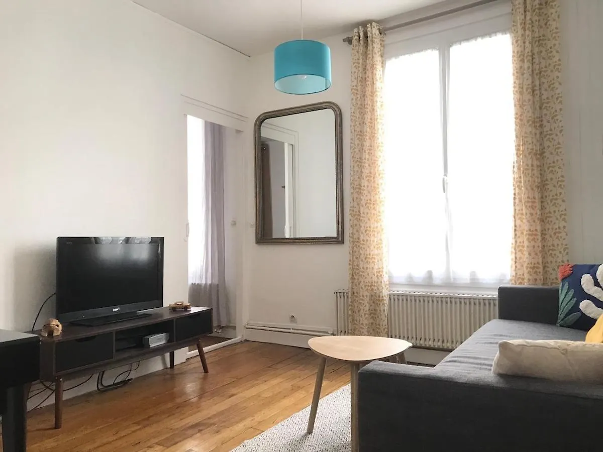 Charming 3-Room Apartment, Paris Center contacts